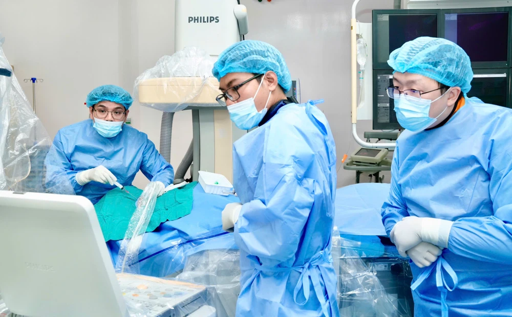 Les médecins pratiquent une technique de biopsie endomyocardique.