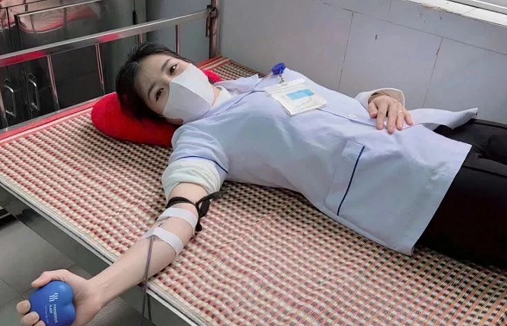 El personal médico de Five Nghe An donó sangre para salvar la vida de dos pacientes. Foto 1