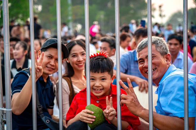 Chiêm ngưỡng khung cảnh hàng ngàn người 'cắm trại' qua đêm dưới chân núi Bà Đen- Ảnh 14.