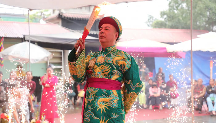 Cérémonie traditionnelle unique de médium spirituel à Tuyen Quang