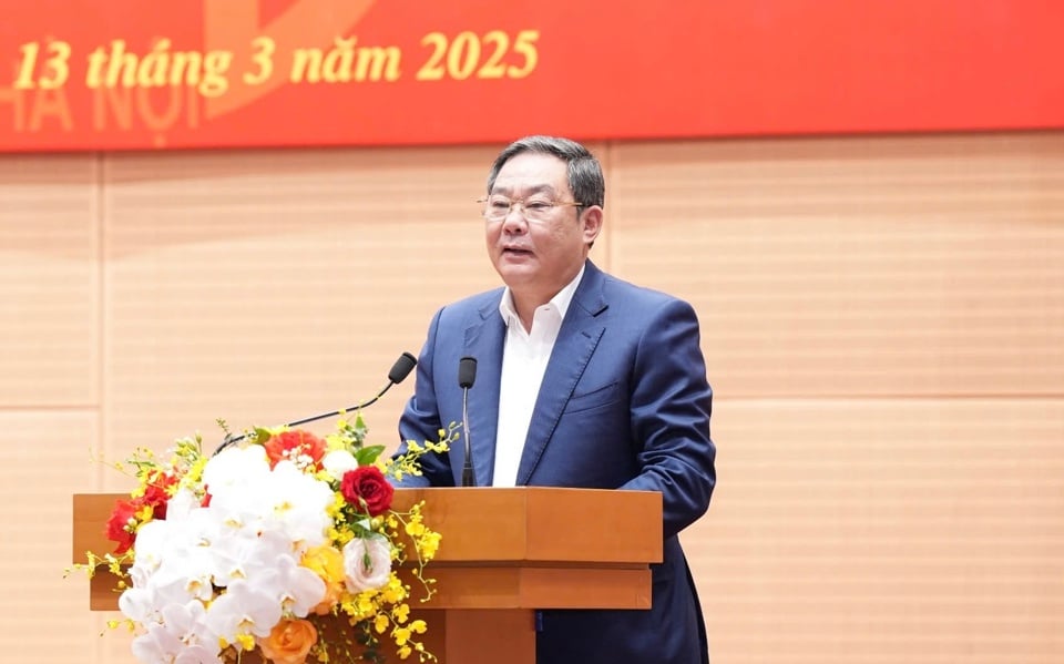 El subsecretario permanente del Comité del Partido y vicepresidente permanente del Comité Popular de la Ciudad, Le Hong Son, pronunció un discurso dirigiendo la Conferencia.