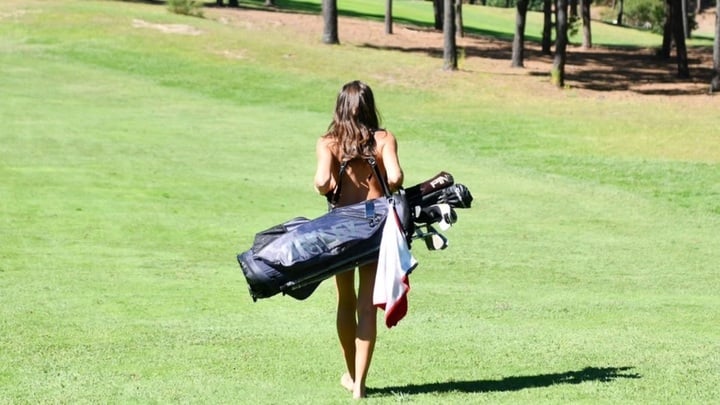 Spieler müssen nackt sein, um auf dem La Jenny Golfplatz spielen zu können