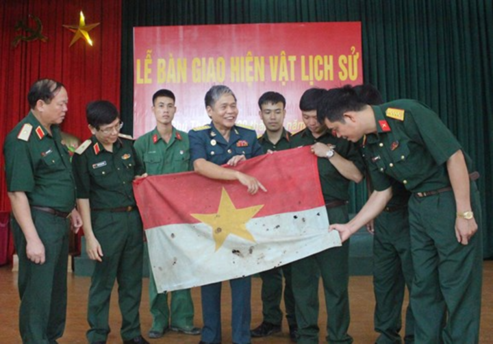 Cérémonie de remise du drapeau de libération du régiment 98 au Musée d'histoire militaire du Vietnam en juin 2017. (Photo : Journal de l'Armée populaire)