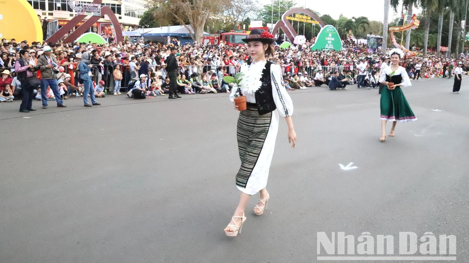 Promoting coffee through Buon Ma Thuot Street Festival photo 7