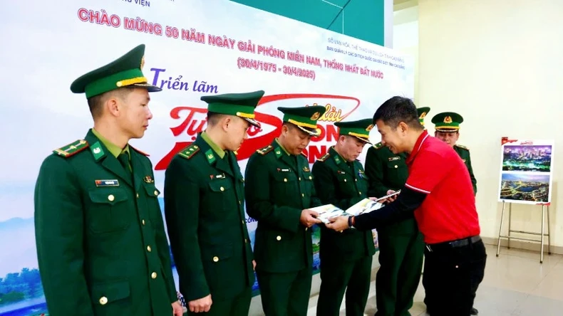 Triển lãm ảnh "Tự hào một dải non sông" tại Cao Bằng ảnh 7