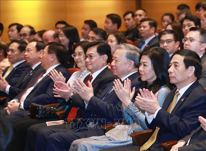 General Secretary To Lam and his wife attend a concert at the National University of Singapore.