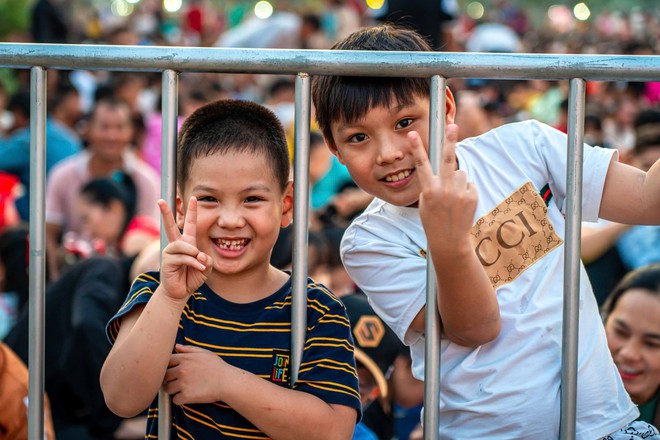 Chiêm ngưỡng khung cảnh hàng ngàn người 'cắm trại' qua đêm dưới chân núi Bà Đen- Ảnh 16.