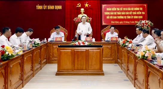 Inspection delegation No. 1910 of the Politburo and Secretariat led by Politburo member and National Assembly Chairman Tran Thanh Man worked with the Standing Committee of Binh Dinh Provincial Party Committee.