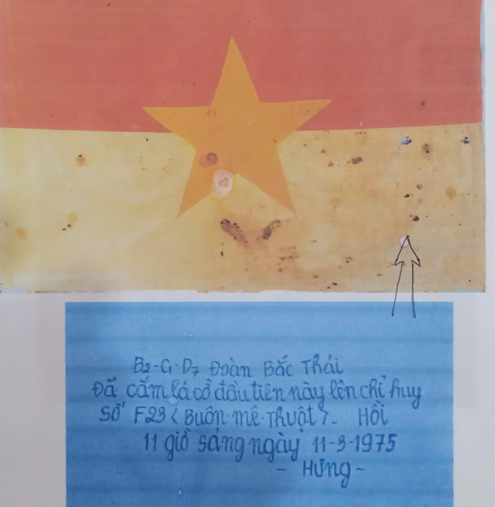 Description du contenu et de la position du colonel Hoang Phuc Hung écrite sur le drapeau de libération. (Photo : VOV)