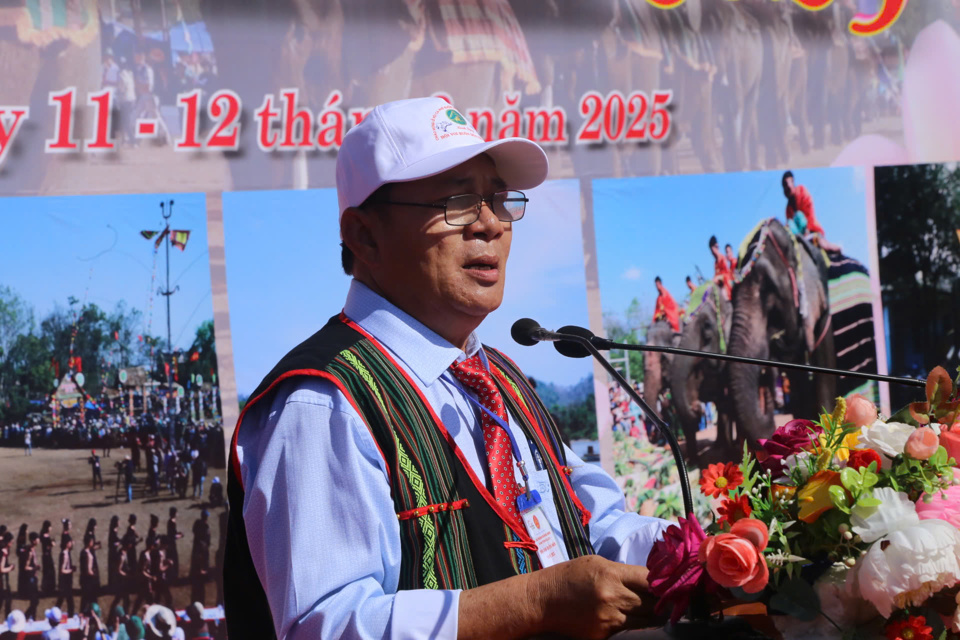 Le vice-président du comité populaire du district de Buon Don, M. Y Si That Ksor, a pris la parole lors du festival des éléphants.