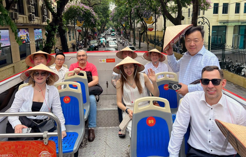 Tourismusunternehmen aus dem Fernen Osten (Russland) besuchen die wunderschöne Landschaft der Hauptstadt und stellen dann Touren zusammen, um Gäste nach Hanoi zu bringen. Foto: Hoai Nam