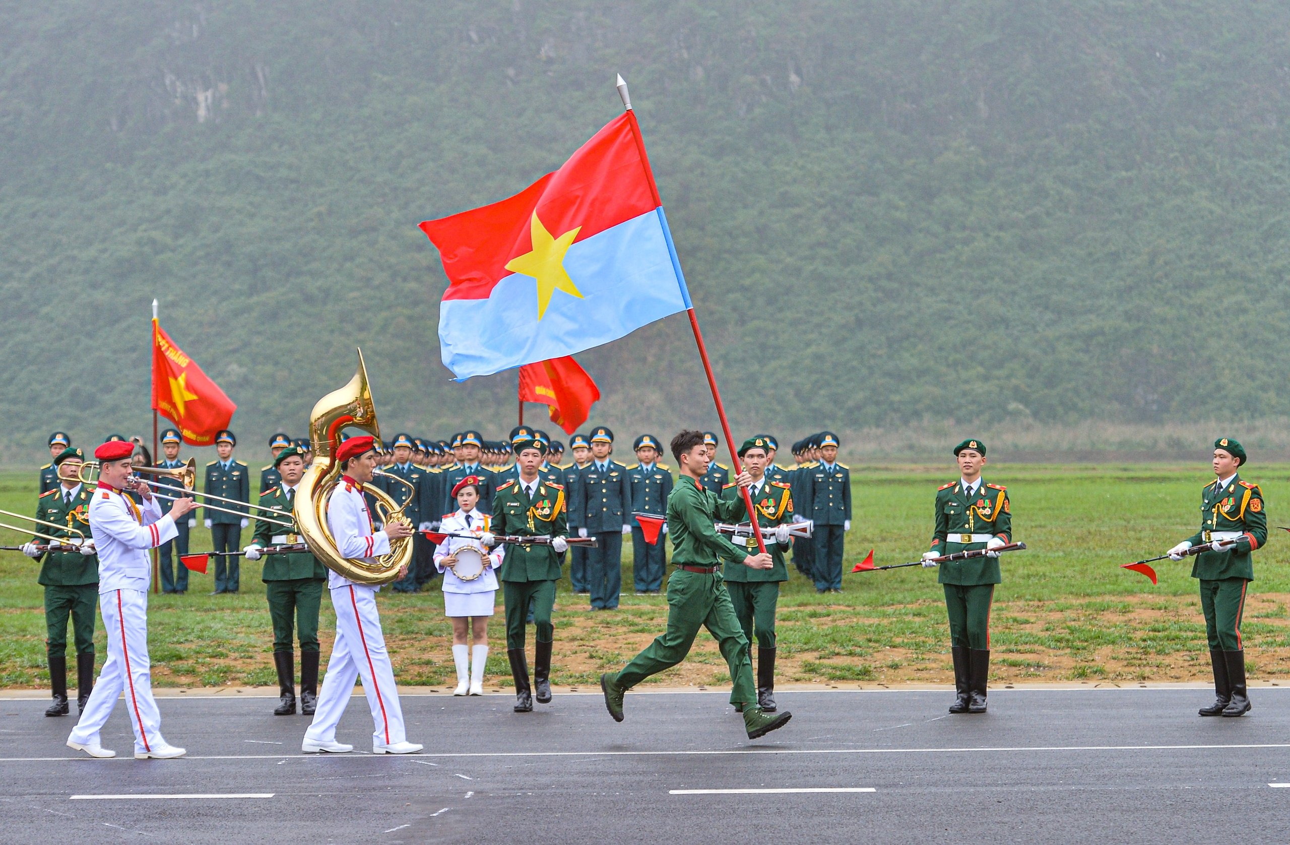 Lá cờ đặc biệt trong buổi hợp luyện diễu binh kỷ niệm thống nhất đất nước - Ảnh 2.