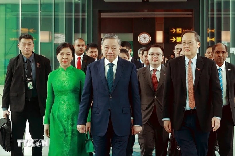 Farewell ceremony for General Secretary To Lam and his wife at Changi Airport, Singapore. (Photo: Thong Nhat/VNA)