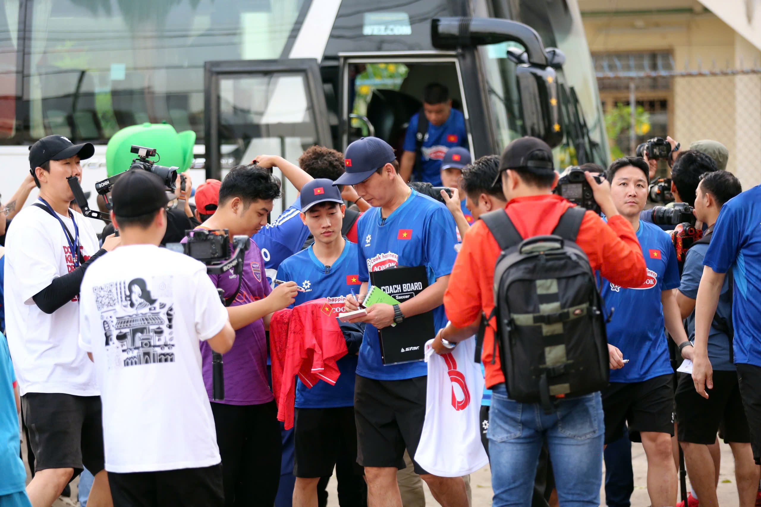 Sốt vé trận Việt Nam đấu Lào: Chọn sân Bình Dương thay Mỹ Đình, nước cờ hay của VFF- Ảnh 4.