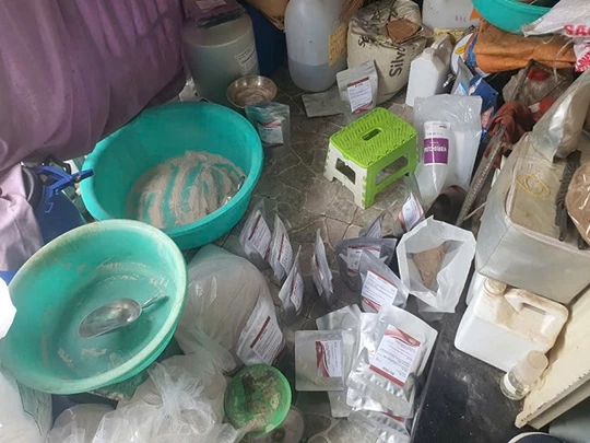 An Giang : Découverte d'une usine de production de médicaments aquacoles suspectée de mauvaise qualité