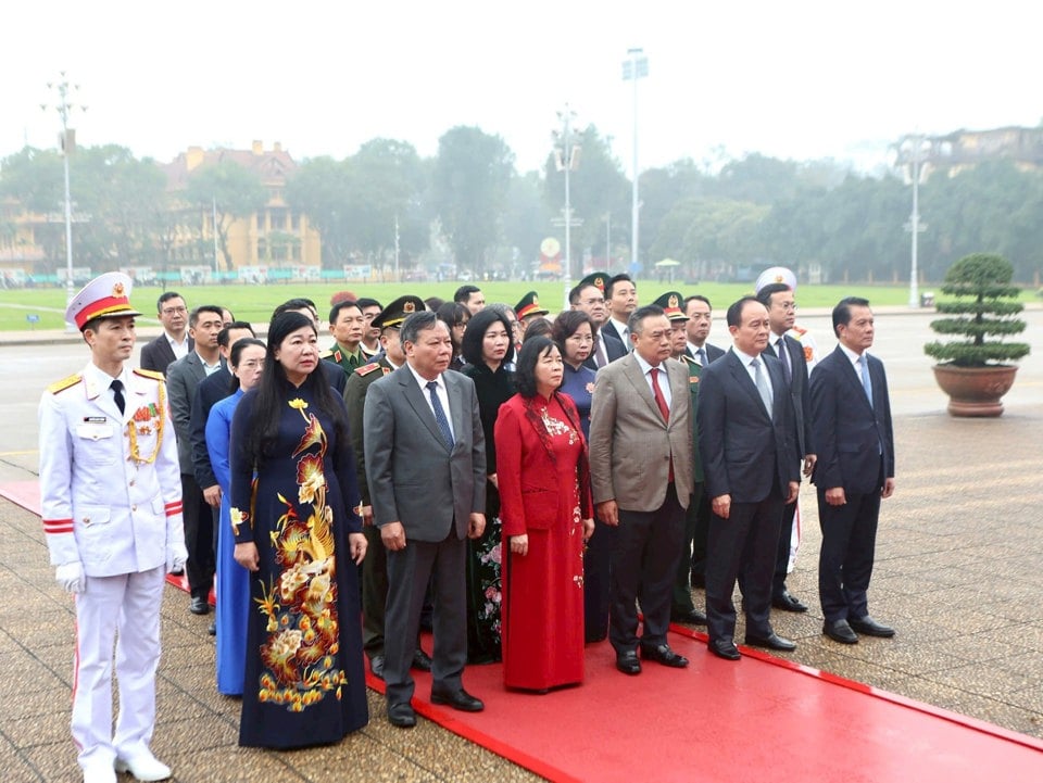 Les dirigeants de la ville de Hanoi commémorent le grand président Ho Chi Minh. 