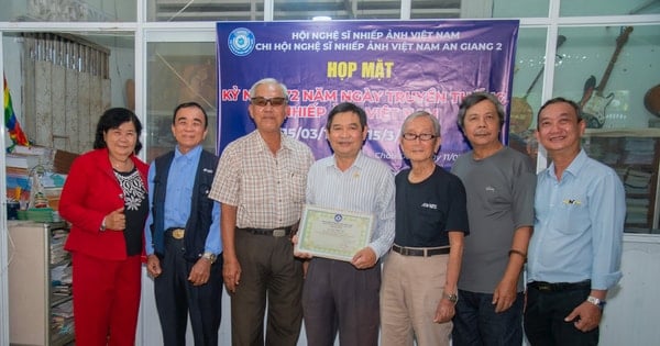 Réunion pour célébrer le 72e anniversaire de la Journée de la tradition photographique vietnamienne de la branche 2 d'An Giang