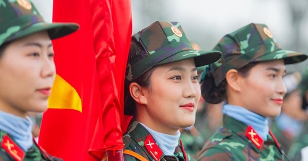 Majestuosas mujeres soldados en un desfile militar para celebrar los 50 años del Día de la Liberación del Sur