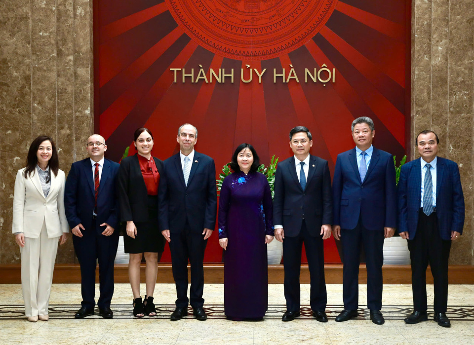 La secrétaire du Parti de Hanoi, Bui Thi Minh Hoai, et les dirigeants de la ville ont pris une photo souvenir avec le nouvel ambassadeur de Cuba au Vietnam, Rogelio Polanco Fuentes.