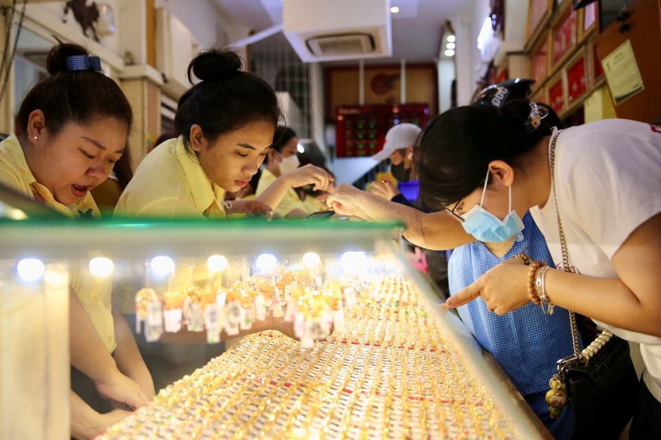 Precio del oro el 11 de marzo de 2025: el precio mundial del oro disminuyó, el precio nacional del oro aumentó