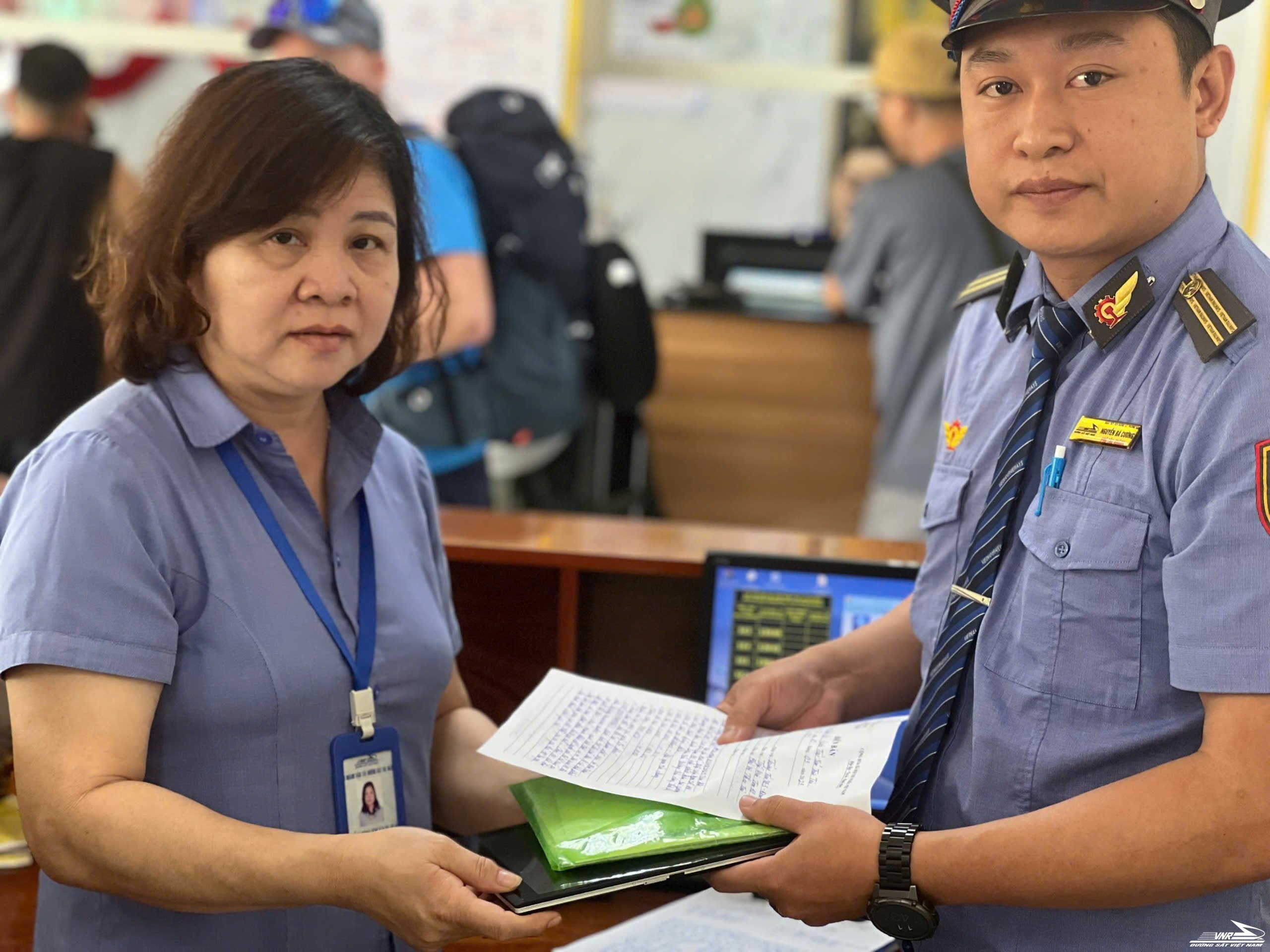 Railway attendant returns property to German tourist