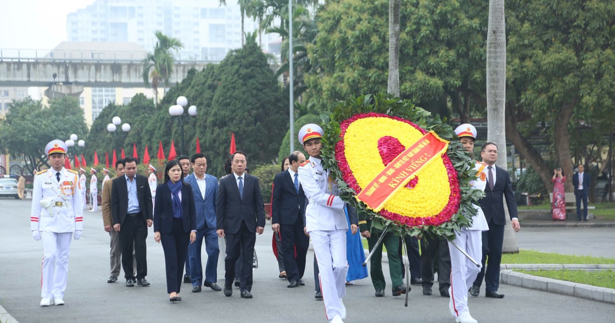 Delegation of Hanoi City offered incense at Mai Dich cemetery