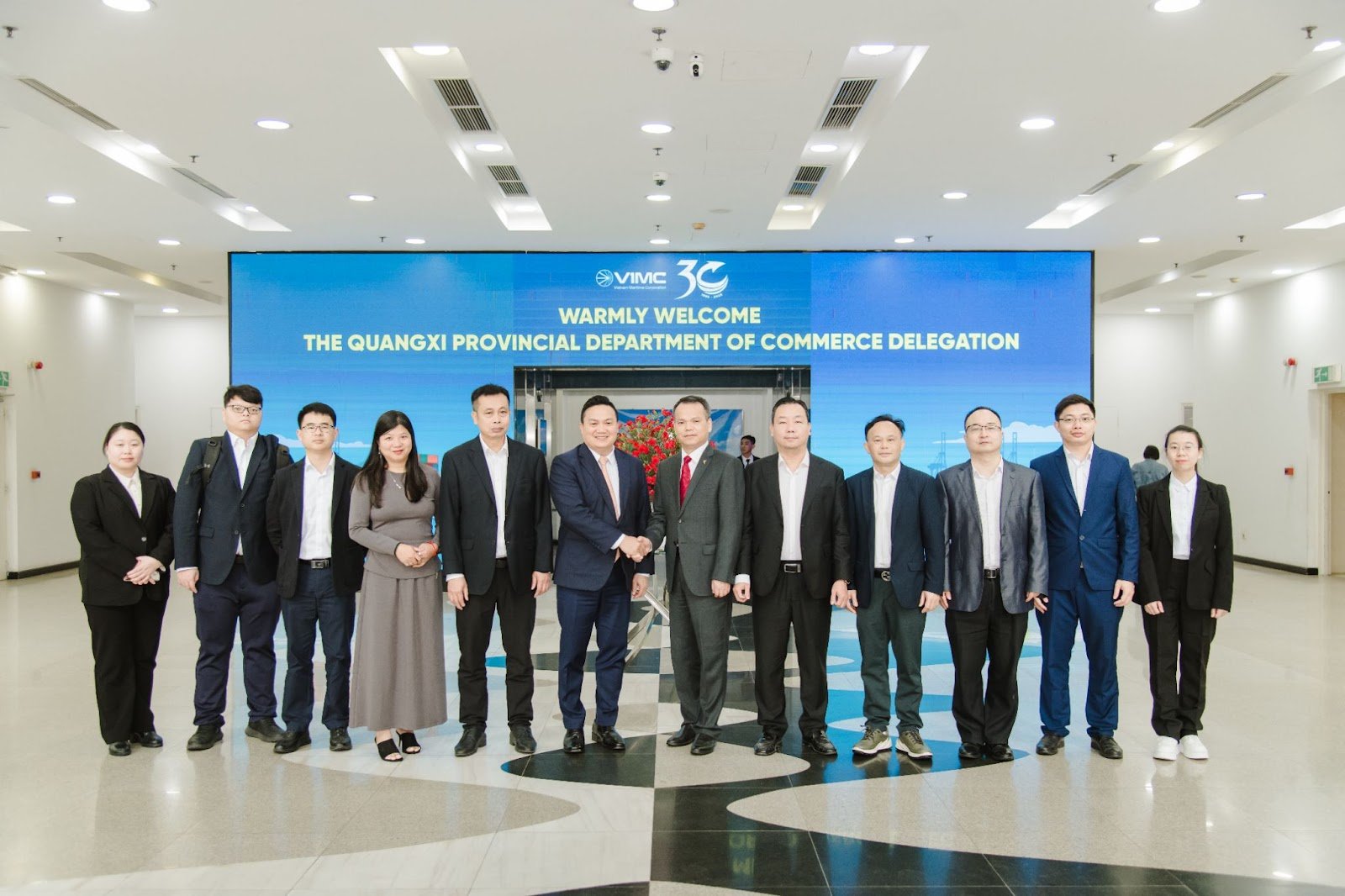 VIMC accueille et collabore avec le Département du Commerce de la province du Guangxi : Promouvoir la coopération en matière de transport multimodal Vietnam-Chine - Vietnam National Shipping Lines - VIMC