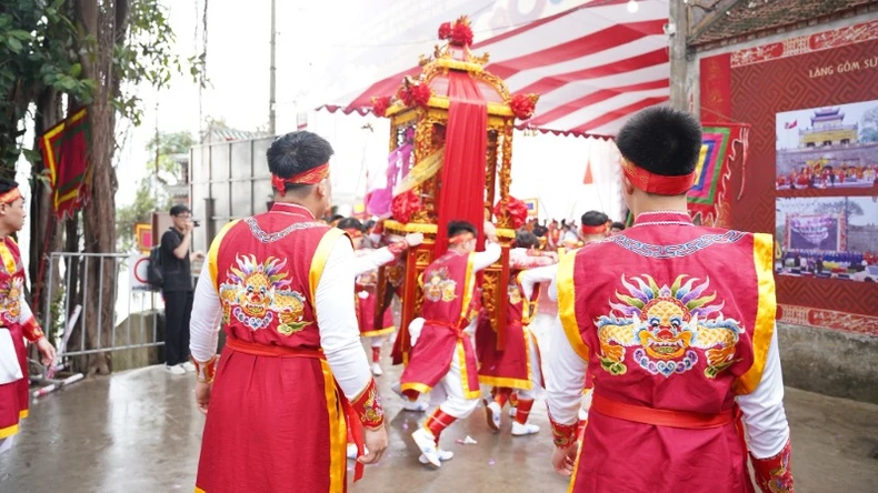 賑やかで国民的アイデンティティが豊かなバッチャン村伝統祭り（写真9）