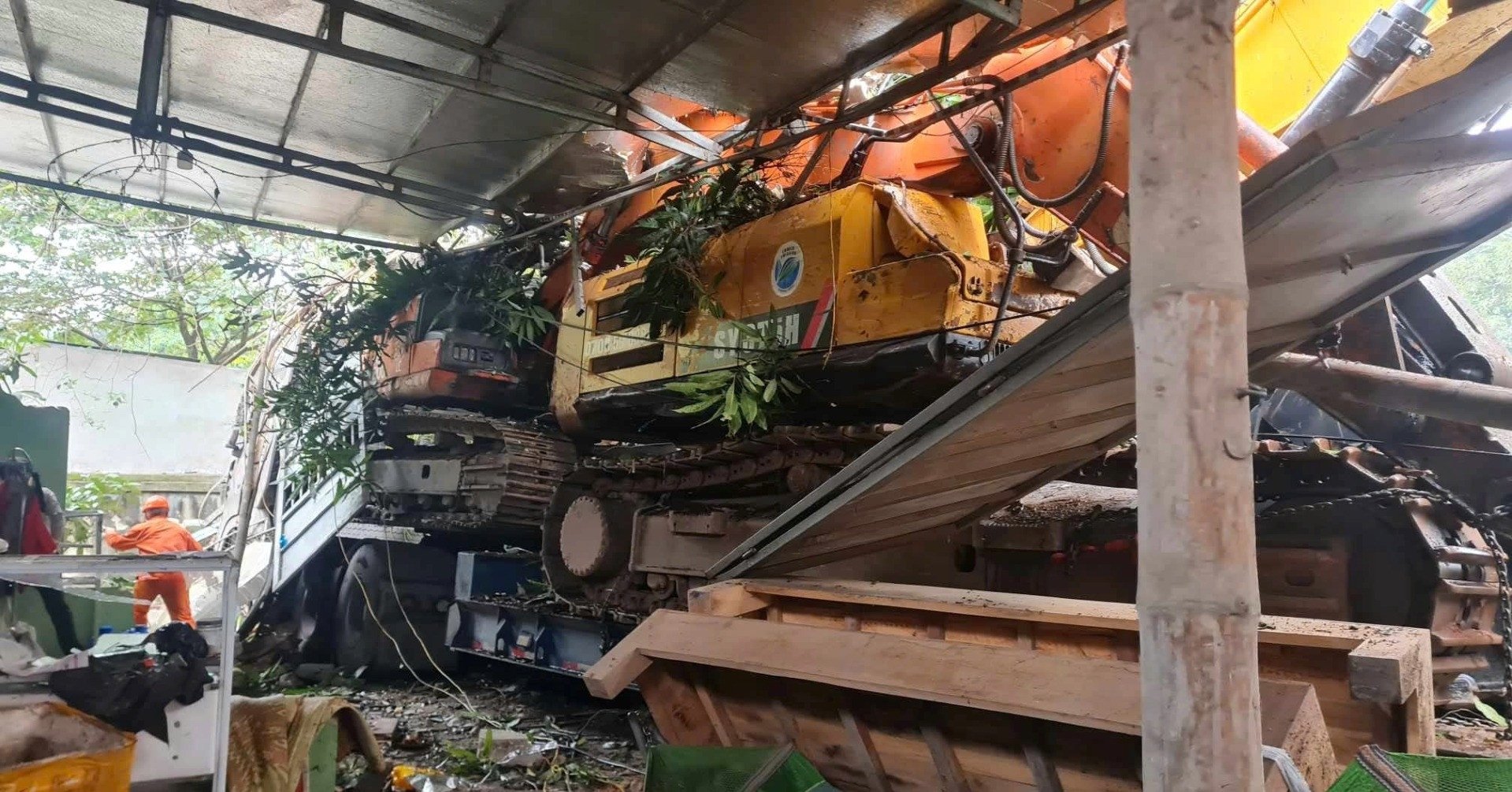 Un camión con remolque que transportaba cuatro excavadoras se estrelló contra una casa al amanecer