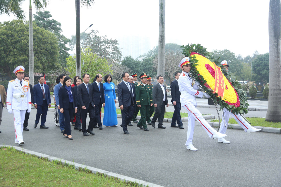 Una delegación de la ciudad de Hanoi ofrece incienso en el cementerio Mai Dich - Foto 1