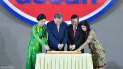 Le secrétaire général To Lam et son épouse assistent à la cérémonie célébrant le 30e anniversaire de l'adhésion du Vietnam à l'ASEAN.