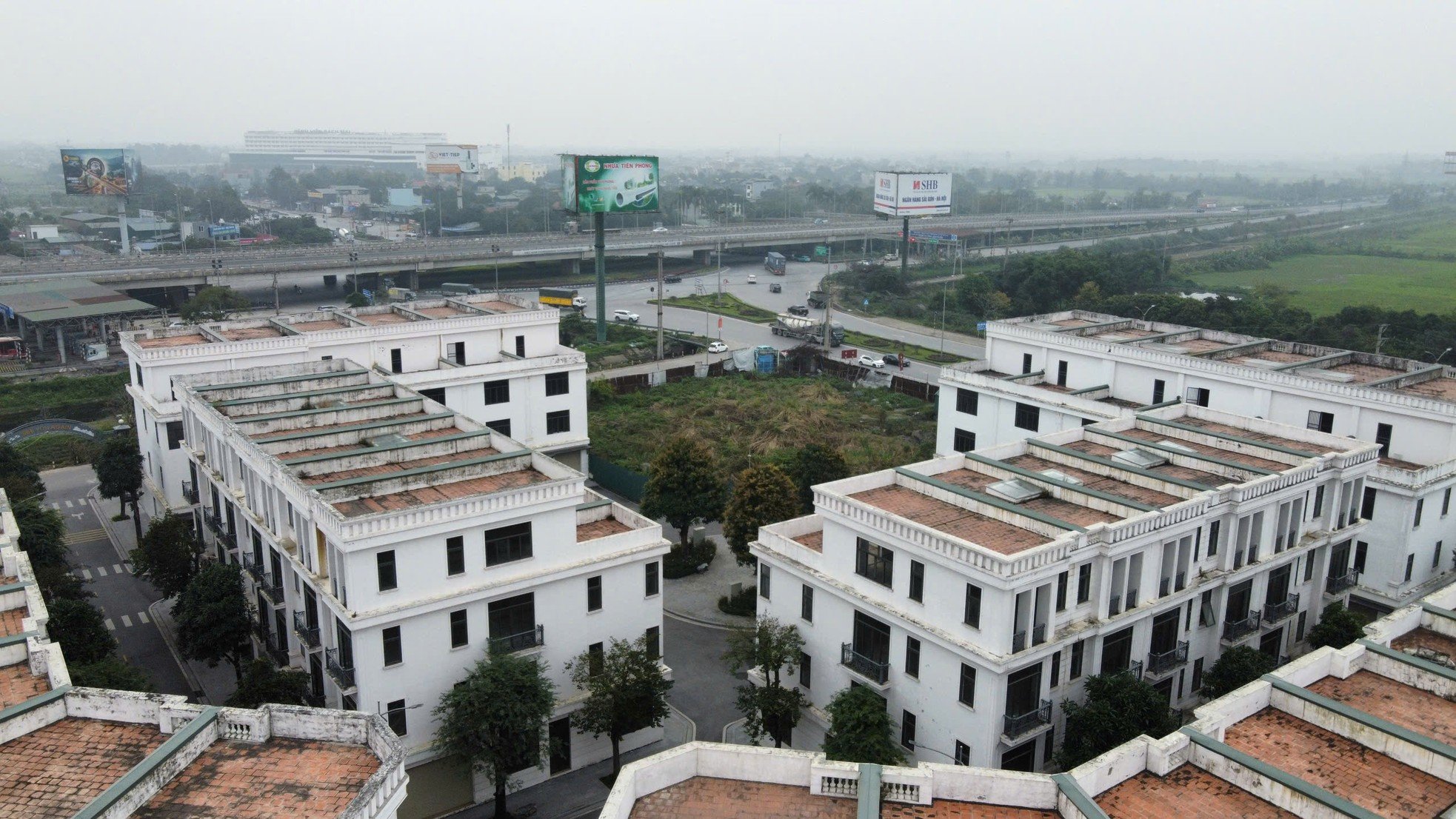 Situé à côté de l'hôpital abandonné d'un billion de dollars, le projet de maisons de commerce partage le même sort d'être « vide » photo 7