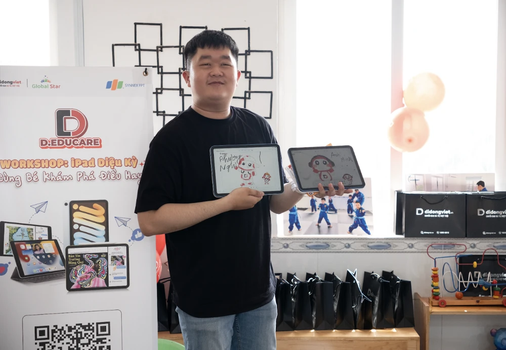 Perwakilan Mobile Vietnam memperkenalkan kepada orang tua dan anak-anak beberapa aplikasi iPad untuk pembelajaran dan hiburan.