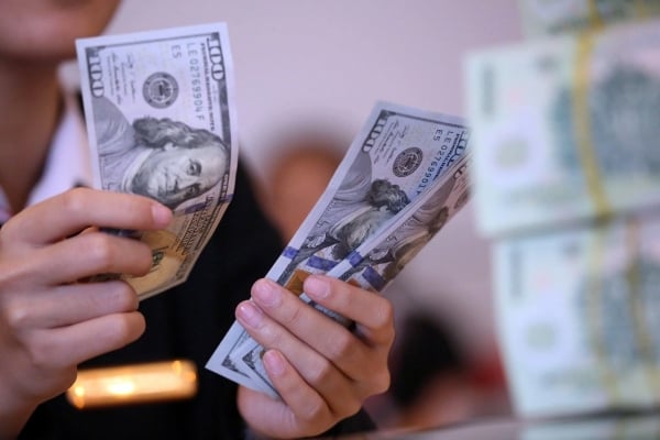 US dollar hits one-week high