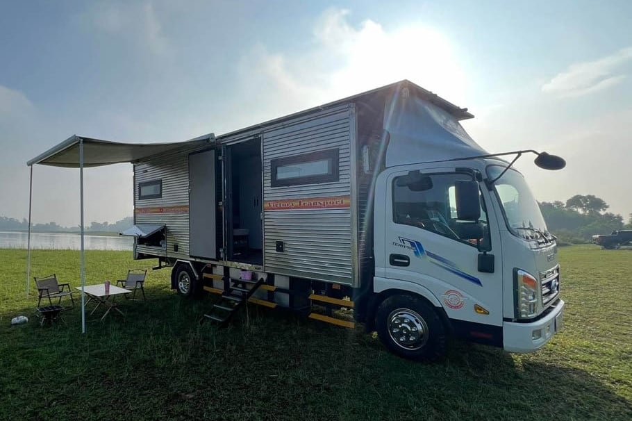 Hanoi father spends 1.3 billion VND to load 'apartment' onto truck, take whole family to 'reconcile'