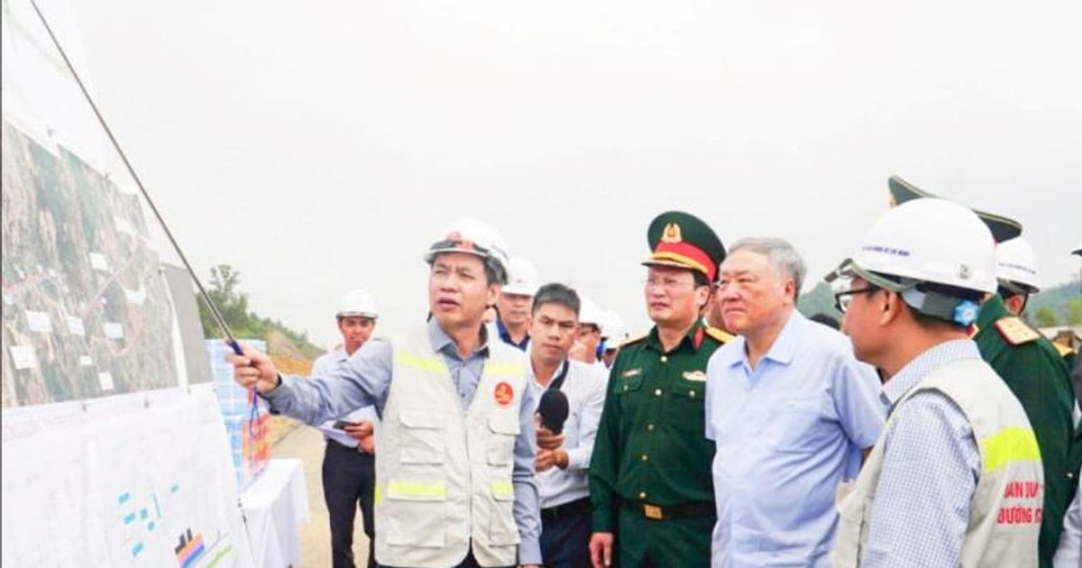 El viceprimer ministro permanente, Nguyen Hoa Binh, inspecciona el proyecto de la autopista Hoa Lien.