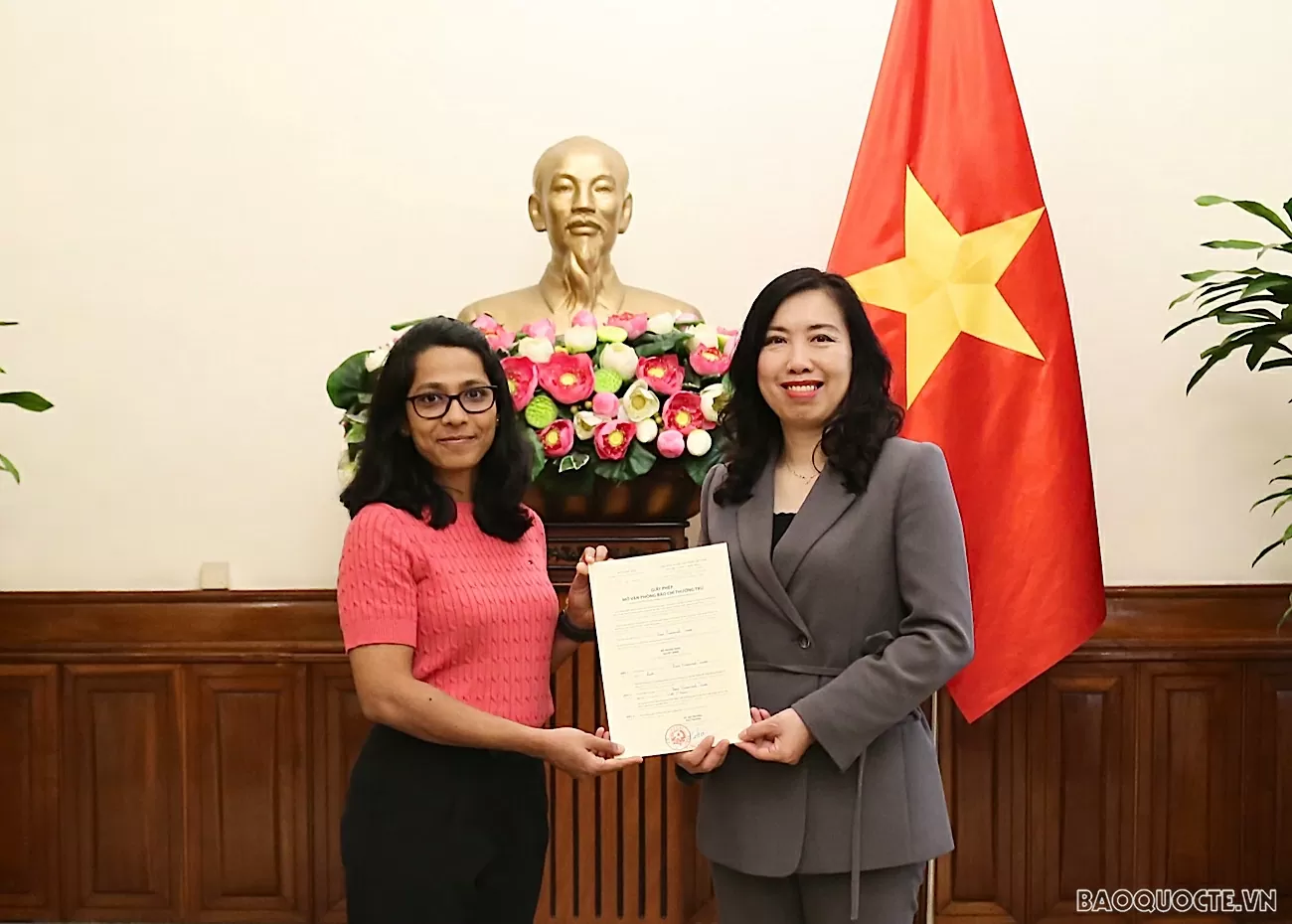 Thứ trưởng Ngoại giao Lê Thị Thu Hằng trao giấy phép mở lại văn phòng thường trú tại Việt Nam cho Báo Financial Times.