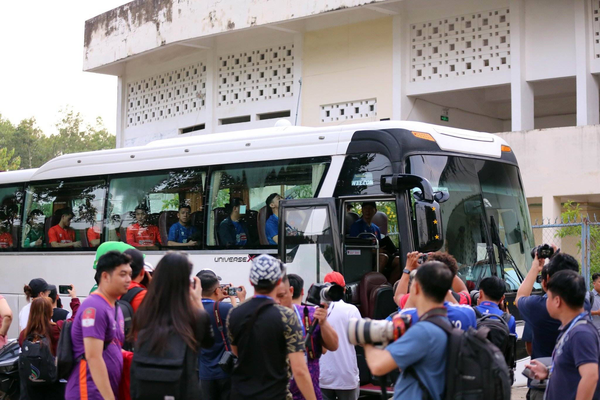 Sốt vé trận Việt Nam đấu Lào: Chọn sân Bình Dương thay Mỹ Đình, nước cờ hay của VFF- Ảnh 1.