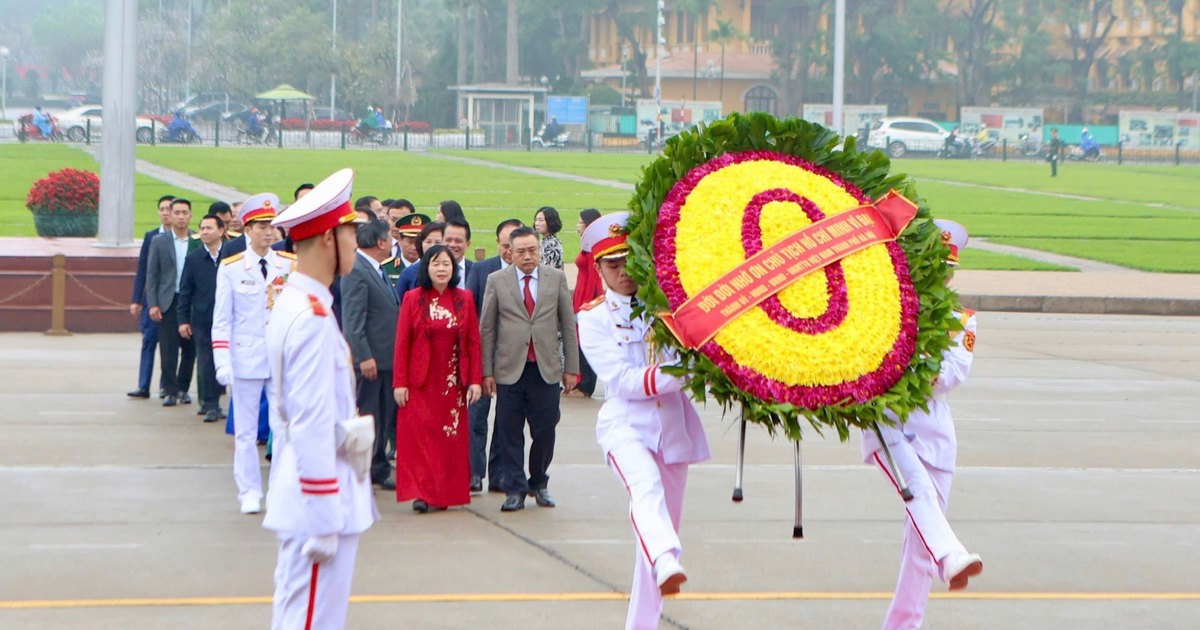 Les dirigeants de la ville de Hanoi rendent visite au président Ho Chi Minh