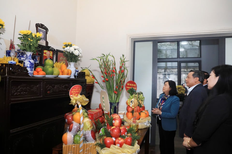 Secretary of the City Party Committee Bui Thi Minh Hoai and other city leaders expressed their respect and tribute to the late General Secretary Nguyen Phu Trong.