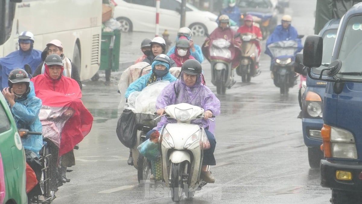 La vida de los hanoienses en un día lluvioso y húmedo (foto 2)