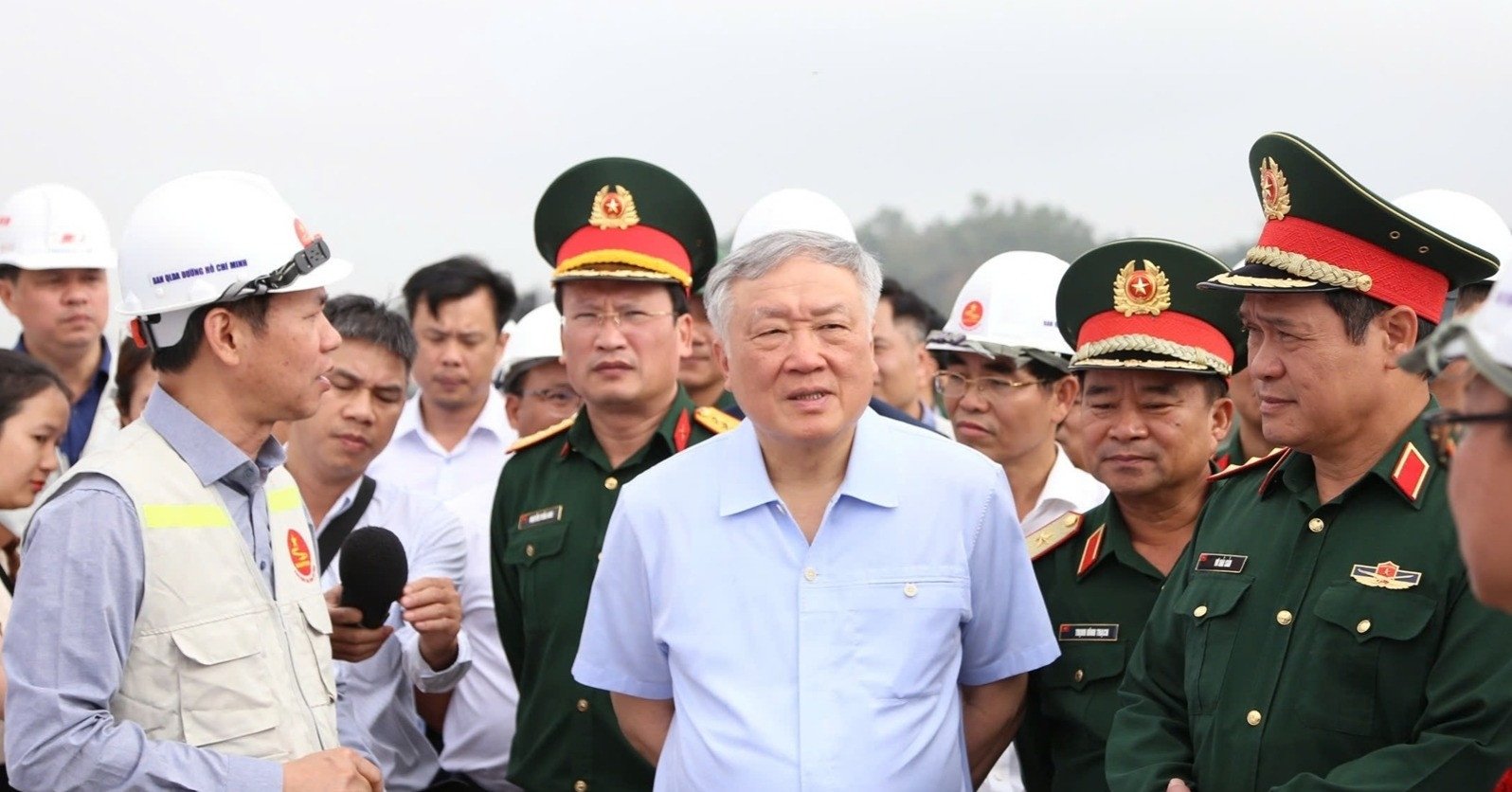 El viceprimer ministro Nguyen Hoa Binh inspecciona el proyecto de autopista de más de 2.100 mil millones de VND en Da Nang.