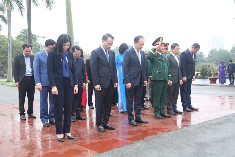 The delegation offered flowers and incense to commemorate the heroic martyrs and revolutionary predecessors.