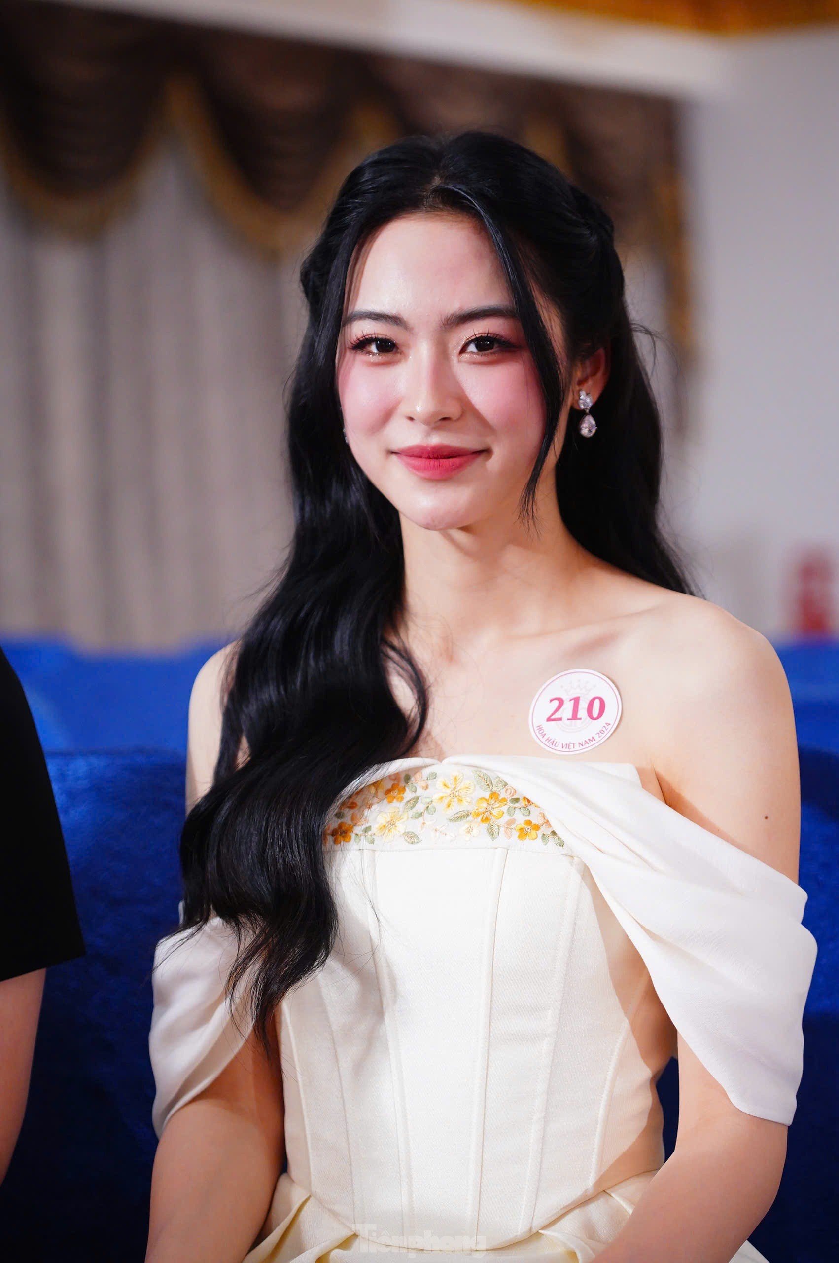 Close-up of the beauty of Miss Vietnam contestants at the Northern preliminary round photo 12