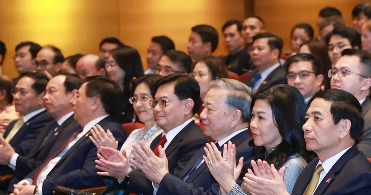 Generalsekretär To Lam und seine Frau besuchen ein Konzert an der National University of Singapore.