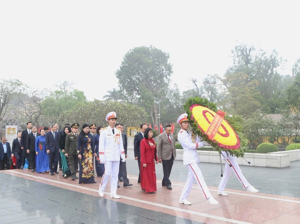 La délégation de la ville de Hanoi a visité les martyrs héroïques au monument des martyrs héroïques sur la rue Bac Son.