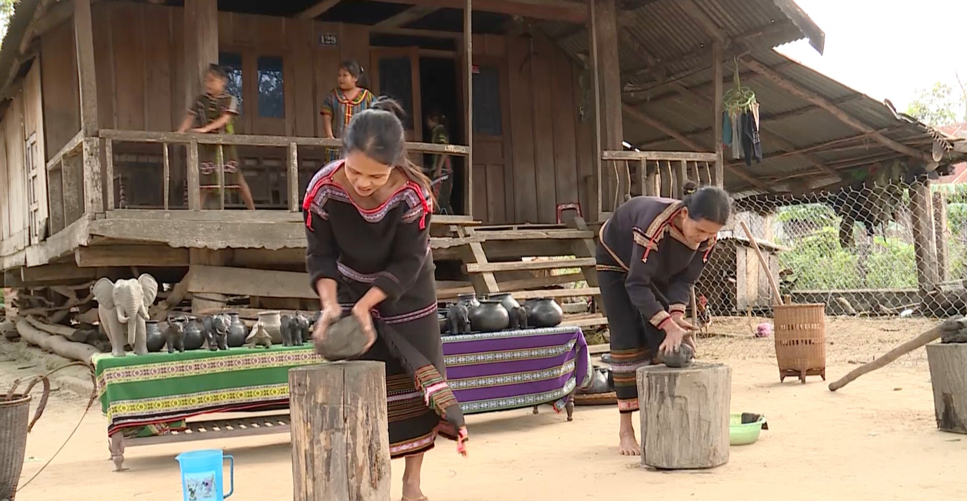 Die Gom-Weberei des M'nong-Volkes in Dak Lak ist ein nationales immaterielles Kulturerbe. Bild 1