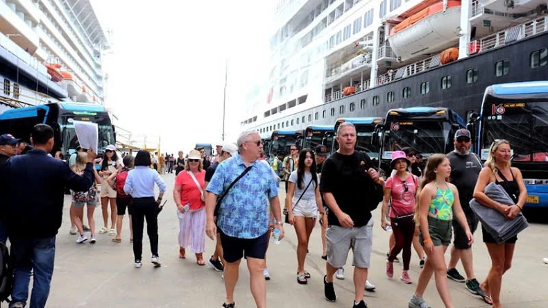 Quang Ninh explota eficazmente a los turistas de cruceros foto 4