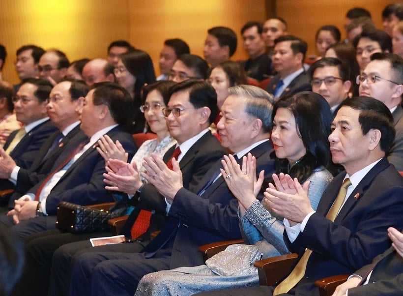 램 사무총장과 그의 부인에게; 싱가포르 부총리 헹스위 키트와 그의 부인, 대표단이 콘서트에 참석했습니다. (사진: 통낫/VNA)