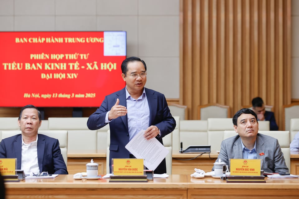 El presidente del Comité Popular de Ciudad Ho Chi Minh, Nguyen Van Duoc, habla en la reunión - Foto: VGP/Nhat Bac